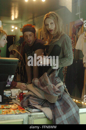 Pete Burns acquista un anello d'oro nel Vivienne Westwoods shop mondi fine London 8 foto (immagine di credito©Jack Ludlam) Foto Stock