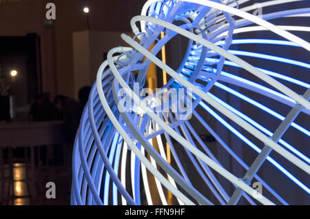 Vista di una creazione artistica composta da tubi luminosi Foto Stock