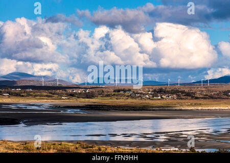 La luce del sole catture su una per centrali eoliche a Maas vicino a Ardara, County Donegal, Irlanda Foto Stock