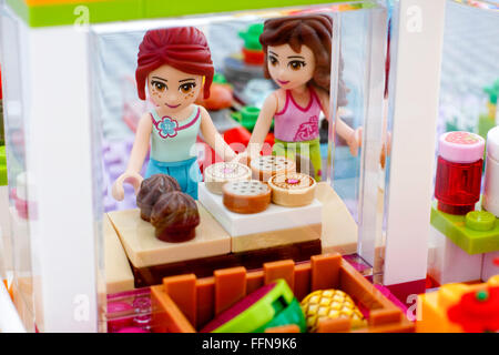 Tambov, Federazione Russa - Febbraio 09, 2016 Lego ragazze scegliere la cottura in negozio. Foto scattata attraverso la finestra del negozio. Foto Stock