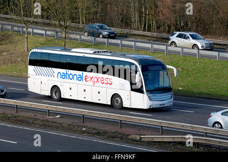 La National Express Coach sulla autostrada M40, Warwickshire, Regno Unito Foto Stock