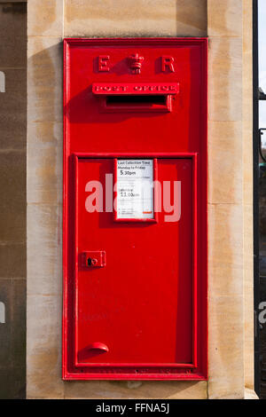 Queen Elizabeth ll superficie / montato a parete post box / letterbox / pillarbox distacco scatola su Saint Giles / A4144 a Oxford Regno Unito. Foto Stock