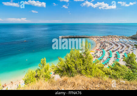 Il monte Conero Riserva naturale parco regionale e la famosa Spiaggia Urbani a Sirolo in Italia. Foto Stock