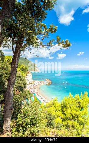 Il monte Conero Riserva naturale parco regionale e la famosa Spiaggia Urbani a Sirolo in Italia. Foto Stock