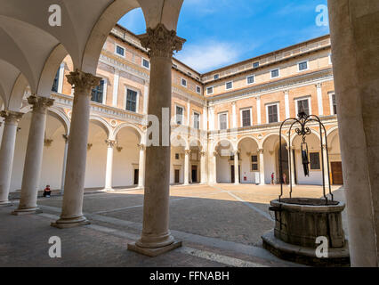 Palazzo Ducale cortile con i turisti in Urbino, Italia. Foto Stock