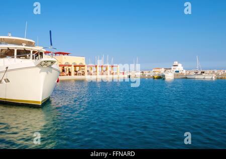 La bellissima Marina nella città di Limassol a Cipro. Un modernissimo, high end e recentemente sviluppata area dove le imbarcazioni sono ormeggiate e it Foto Stock