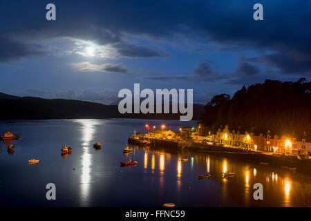 Portree porto al chiaro di luna con le luci del porto - romantica e tranquilla Foto Stock