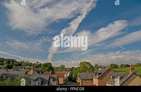 Attraente cirrus cloud decora i cieli Bradninch, Devon Foto Stock