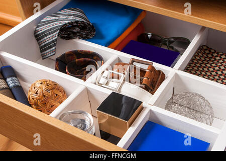 Maglietta colorata rack in armadio Foto Stock