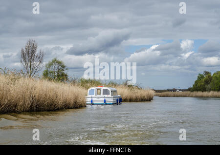 Un pleasureboat lungo il fiume Bure, Norfolk Broads, Norfolk, Inghilterra, Regno Unito Foto Stock