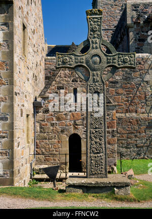 Iona Abbey, Argyll: replica C8th Celtic elevata cross & ricostruita C9th oratorio sul sito tradizionale di San Columba di sepoltura originale-place. Foto Stock