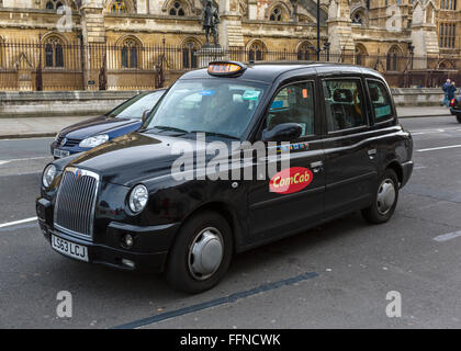 Londra taxi fuori le case del Parlamento (Palazzo di Westminster), Westminster, London, England, Regno Unito Foto Stock