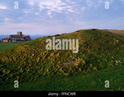Un tratto superstite del vallum (banca di terracotta) contrassegno San Columba C6th-C7th enclosure monastica NW della medievale Abbazia di Iona, Argyll. Foto Stock