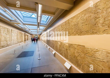 Rilievi c.860-865 BC dal palazzo a Nimrud, Galleria assira, British Museum, Bloomsbury, London, England, Regno Unito Foto Stock
