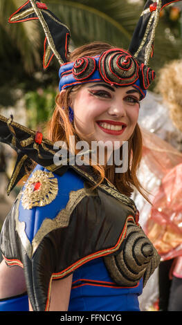Artisti vestiti con elaborati costumi colorati che prendono parte al Festival dei Fiori durante l'annuale Carnevale di Nizza a Nizza Francia Foto Stock