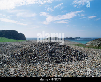 Uno dei più grandi di cairns di ghiaia alla porta un Fhir-bhreige, San Columba's Bay, S fine di Iona, Argyll: probabilmente iniziato con i pellegrini del medioevo. Foto Stock