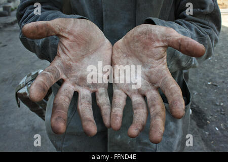 Lavoratore uomo con le mani sporche. Foto Stock
