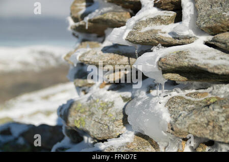 La formazione di ghiaccio su un vertice Cairn nel distretto del Lago Foto Stock