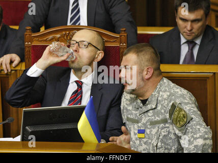 Kiev, Ucraina. Xvi Feb, 2016. Ukrainian Primo Ministro ARSENIY YATSENYUK (L) durante la relazione annuale alla riunione della Verkhovna Rada, a Kiev, Ucraina, 16 febbraio, 2016. I deputati a partire da frazioni ''Blocco Petro Poroshenko, ' ''self-help'' e ''patria'' ha iniziato a raccogliere le firme di deputati per le dimissioni del governo. Il presidente ucraino Petro Poroshenko ha chiesto il Primo Ministro Arseniy Yatsenyuk e Procuratore generale Viktor Shokin a dimettersi per vietare il progresso della crisi politica in Ucraina, il rapporto con i media locali. © Serg Glovny/ZUMA filo/Alamy Live News Foto Stock