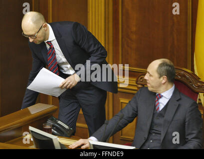 Kiev, Ucraina. Xvi Feb, 2016. Ukrainian Primo Ministro ARSENIY YATSENYUK (L) durante la relazione annuale alla riunione della Verkhovna Rada, a Kiev, Ucraina, 16 febbraio, 2016. I deputati a partire da frazioni ''Blocco Petro Poroshenko, ' ''self-help'' e ''patria'' ha iniziato a raccogliere le firme di deputati per le dimissioni del governo. Il presidente ucraino Petro Poroshenko ha chiesto il Primo Ministro Arseniy Yatsenyuk e Procuratore generale Viktor Shokin a dimettersi per vietare il progresso della crisi politica in Ucraina, il rapporto con i media locali. © Serg Glovny/ZUMA filo/Alamy Live News Foto Stock