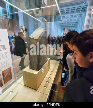 I visitatori si sono riuniti intorno alla Rosetta Stone nell antico Egitto Scultura egiziana Gallery, al British Museum di Londra, Inghilterra, Regno Unito Foto Stock