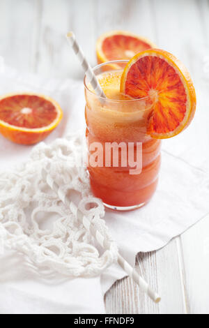 Succo di frutta fresco con la carota, bloodorange e zenzero Foto Stock