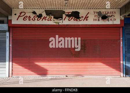 Abbandonata e abbandonato Ravenscourt shopping centre e appartamenti, Brownhills REGNO UNITO Foto Stock