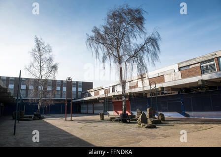 Abbandonata e abbandonato Ravenscourt shopping centre e appartamenti, Brownhills REGNO UNITO Foto Stock