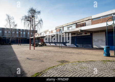 Abbandonata e abbandonato Ravenscourt shopping centre e appartamenti, Brownhills REGNO UNITO Foto Stock