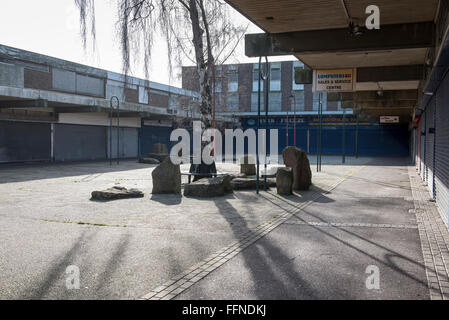 Abbandonata e abbandonato Ravenscourt shopping centre e appartamenti, Brownhills REGNO UNITO Foto Stock