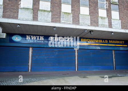 Abbandonata e abbandonato Ravenscourt shopping centre e appartamenti, Brownhills REGNO UNITO Foto Stock