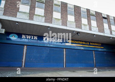 Abbandonata e abbandonato Ravenscourt shopping centre e appartamenti, Brownhills REGNO UNITO Foto Stock