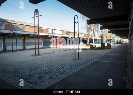 Abbandonata e abbandonato Ravenscourt shopping centre e appartamenti, Brownhills REGNO UNITO Foto Stock