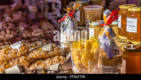 Miele prodotti su un mercato in Provenza, Francia Foto Stock