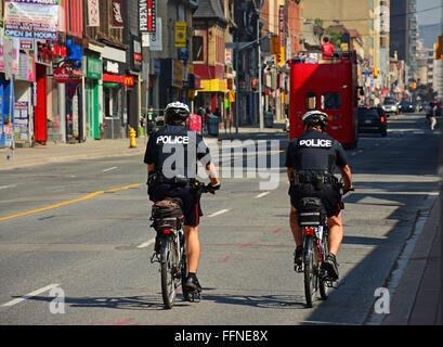Di polizia sulla bicicletta, Yonge Street, Toronto, Canada Foto Stock