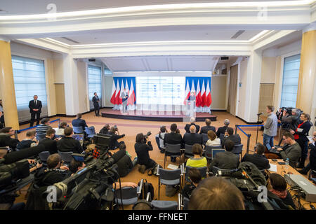 Varsavia, Polonia. Xvi Feb, 2016. Conferenza stampa del Primo Ministro polacco Beata Szydlo e il Ministro polacco di sviluppo Mateusz Morawiecki presso la cancelleria del Primo Ministro a Varsavia in Polonia. © Mateusz Wlodarczyk/Pacific Press/Alamy Live News Foto Stock