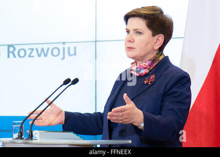 Varsavia, Polonia. Xvi Feb, 2016. Il Primo Ministro polacco Beata Szydlo durante la conferenza stampa presso la cancelleria del Primo Ministro a Varsavia in Polonia. © Mateusz Wlodarczyk/Pacific Press/Alamy Live News Foto Stock