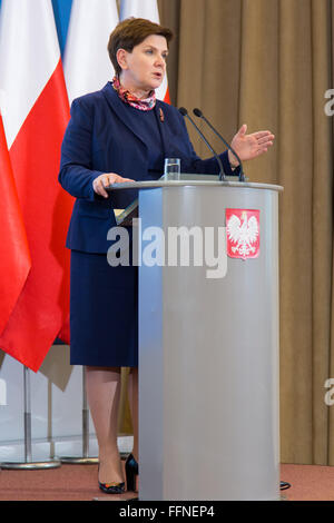 Varsavia, Polonia. Xvi Feb, 2016. Il Primo Ministro polacco Beata Szydlo durante la conferenza stampa presso la cancelleria del Primo Ministro a Varsavia in Polonia. © Mateusz Wlodarczyk/Pacific Press/Alamy Live News Foto Stock