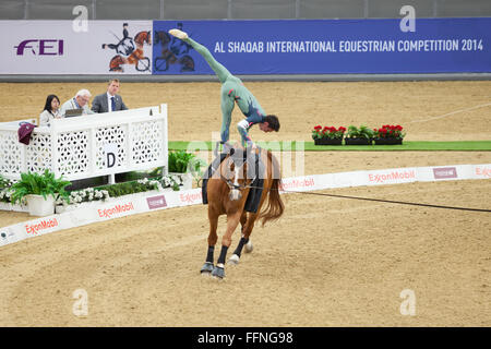 Rider compete nel concorso di vaulting il giorno 2 al CHI Al Shaqab 2014. Indoor Arena a Al-Shaqab centro equestre Foto Stock