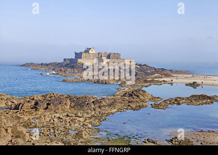 Fort National e rocce vicino alla città storica di Saint Malo, Bretagna Francia Foto Stock