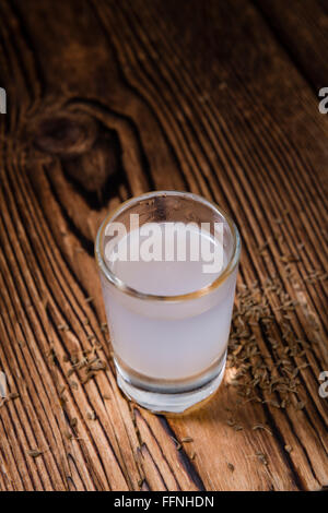 Congelati Ouzo (Greco aperitivo) sull'annata sullo sfondo di legno Foto Stock