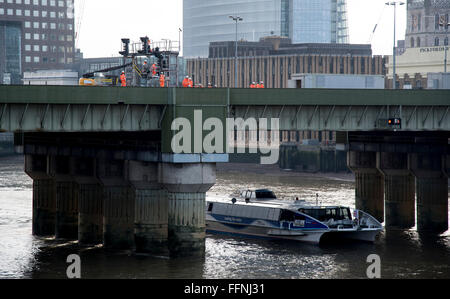 Blackfriars Railway Bridge le riparazioni dei lavoratori Foto Stock