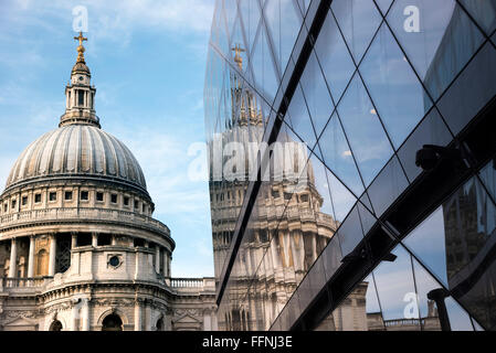 La Cattedrale di St Paul e riflessione a specchio pendente Foto Stock