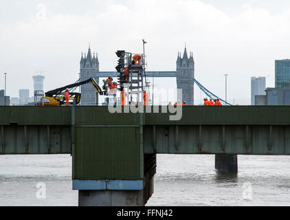 Blackfriars Railway Bridge le riparazioni dei lavoratori Foto Stock