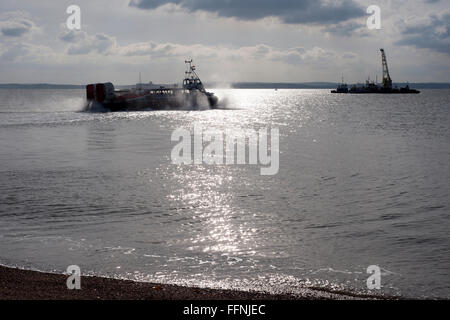 Hovertravel hovercraft voce a ryde da southsea nel tardo pomeriggio Foto Stock