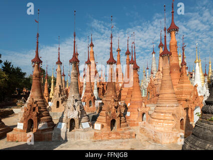 Stupa di Shwe Inn Thein Pagoda, Inthein (Indein) vicino Lago Inle nello Stato di Shan, Birmania (Myanmar) Foto Stock