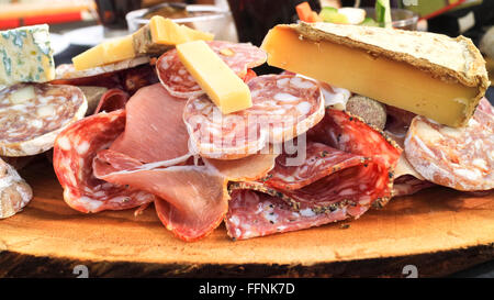 Blocchi di gourmet fresco formaggio blu, affumicato tagliato di tagli di carne, grasso salsicce, prosciutto di maiale, patè serviti per pranzo in apres ski bistro Foto Stock