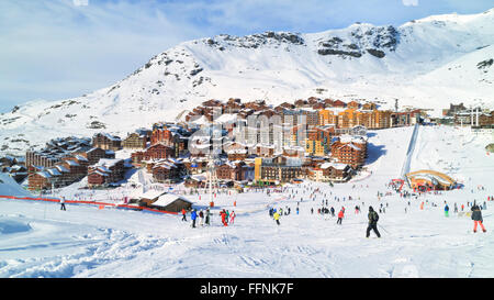 Val Thorens, alpi, Francia - 29 Gennaio 2016: gli sciatori e gli snowboarder su un ampio pendio andando a Val Thorens villaggio francese Foto Stock