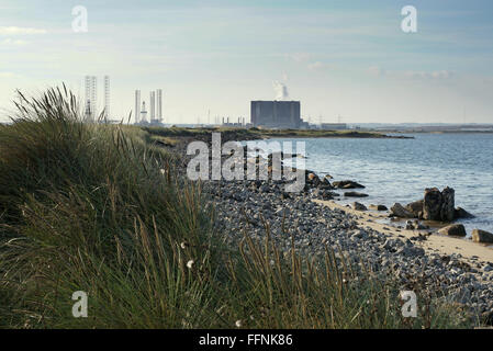 Hartlepool Power Station come visto da sud Gare, Redcar. Foto Stock