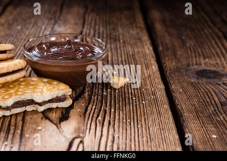 Il doppio dei Cookies (con crema di cioccolato) su sfondo di legno Foto Stock